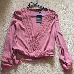 Mauve deep v-neck top with lace detailing.